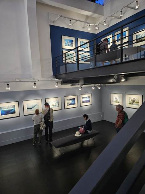 A group of people in a museumAI-generated content may be incorrect.